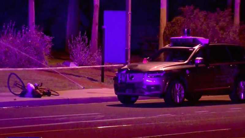 Uber bez řidiče srazil ženu !