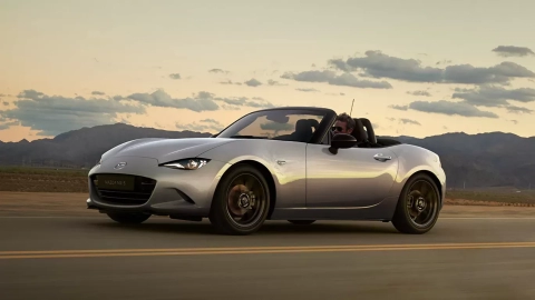 1731013168-mx-5_drivingexperience_value_02_lhd_1368x770