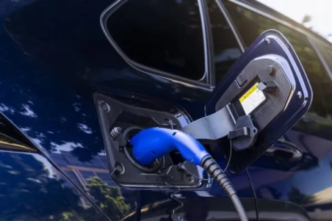 Někteří majitelé plug-in hybridů je vůbec nenabíjejí? Toyota došla k překvapivému závěru