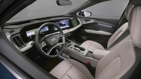Nová Audi Q4 se zbavuje tlačítek a přidává displej pro cestujícího