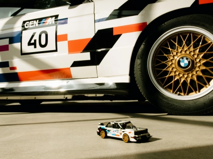 BMW M3 E30 se stává LEGO stavebnicí. Ikona závodů teď i na polici